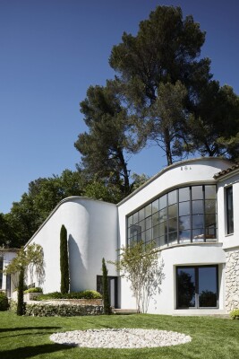 Vue de la Fondation CAB avec oeuvre de Richard Long en premier plan