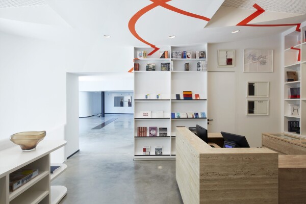 Vue de l'accueil de la Fondation CAB avec un aperçu d'une salle d'exposition