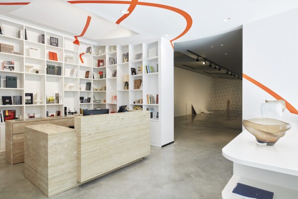 Vue de l'accueil de la Fondation CAB avec un aperçu d'une salle d'exposition