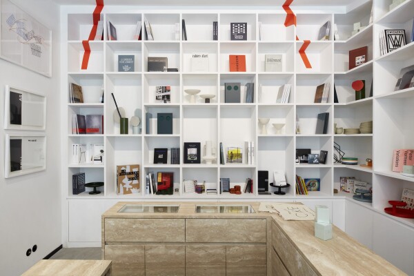 Vue de l'accueil de la Fondation CAB avec ses étagères