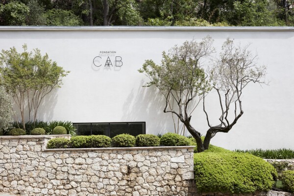 Vue de la façade de la Fondation CAB avec son logo